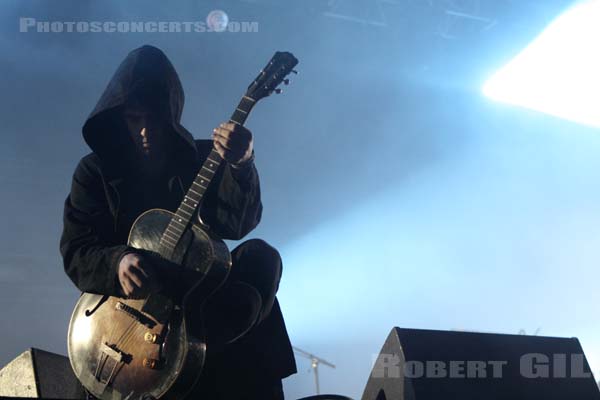 BLACK REBEL MOTORCYCLE CLUB - 2010-08-27 - SAINT CLOUD - Domaine National - Scene de la Cascade - Robert Levon Been